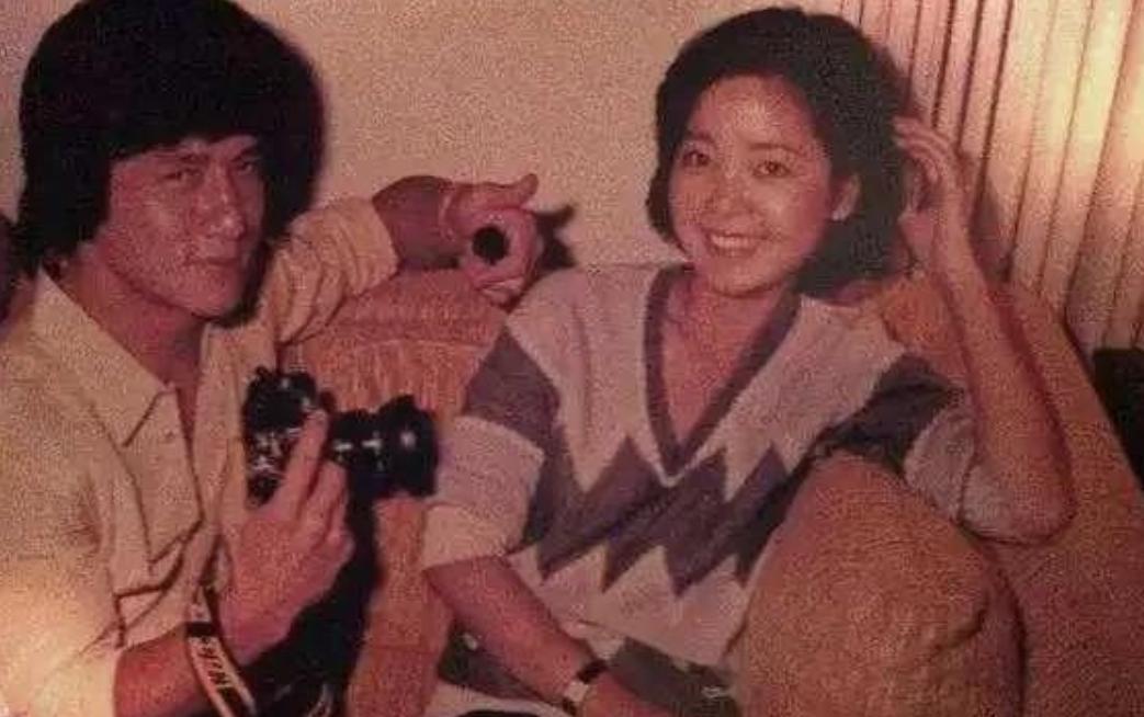 1979年，成龙把邓丽君追到手，结果定下婚期之后又分手了，转身娶了林凤娇。后来在