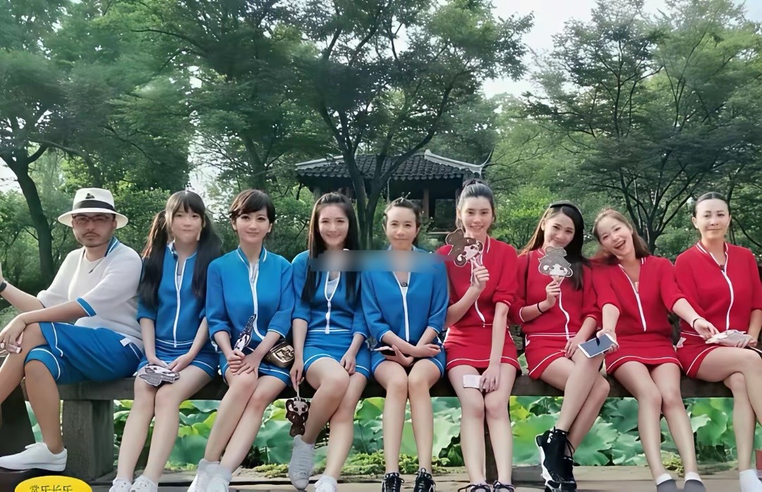 莫文蔚的腿真不是开玩笑的，连超模奚梦瑶坐在她旁边都被比下去了