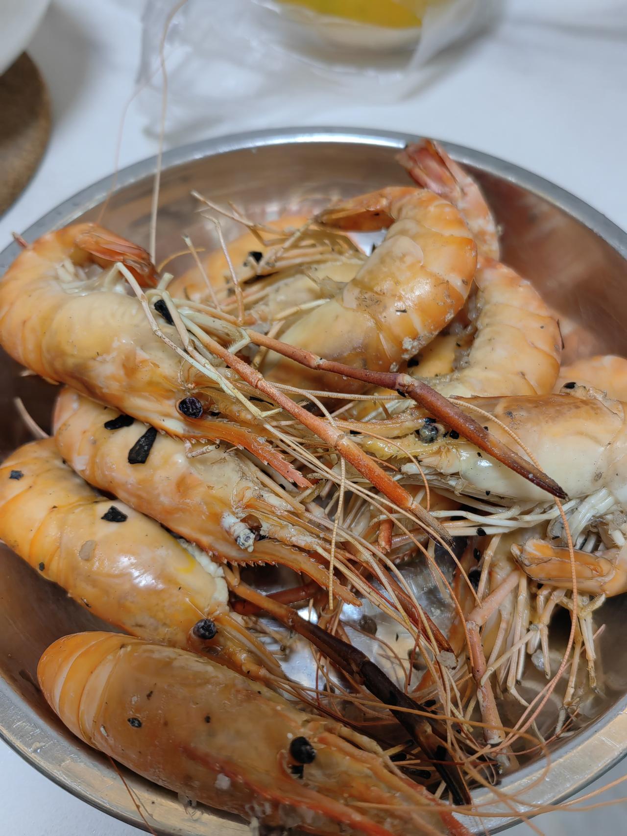 晒图笔记大赛首次焗罗氏虾还算成功，里面的膏黄还是很好吃，就不是很咸，个人还是喜欢