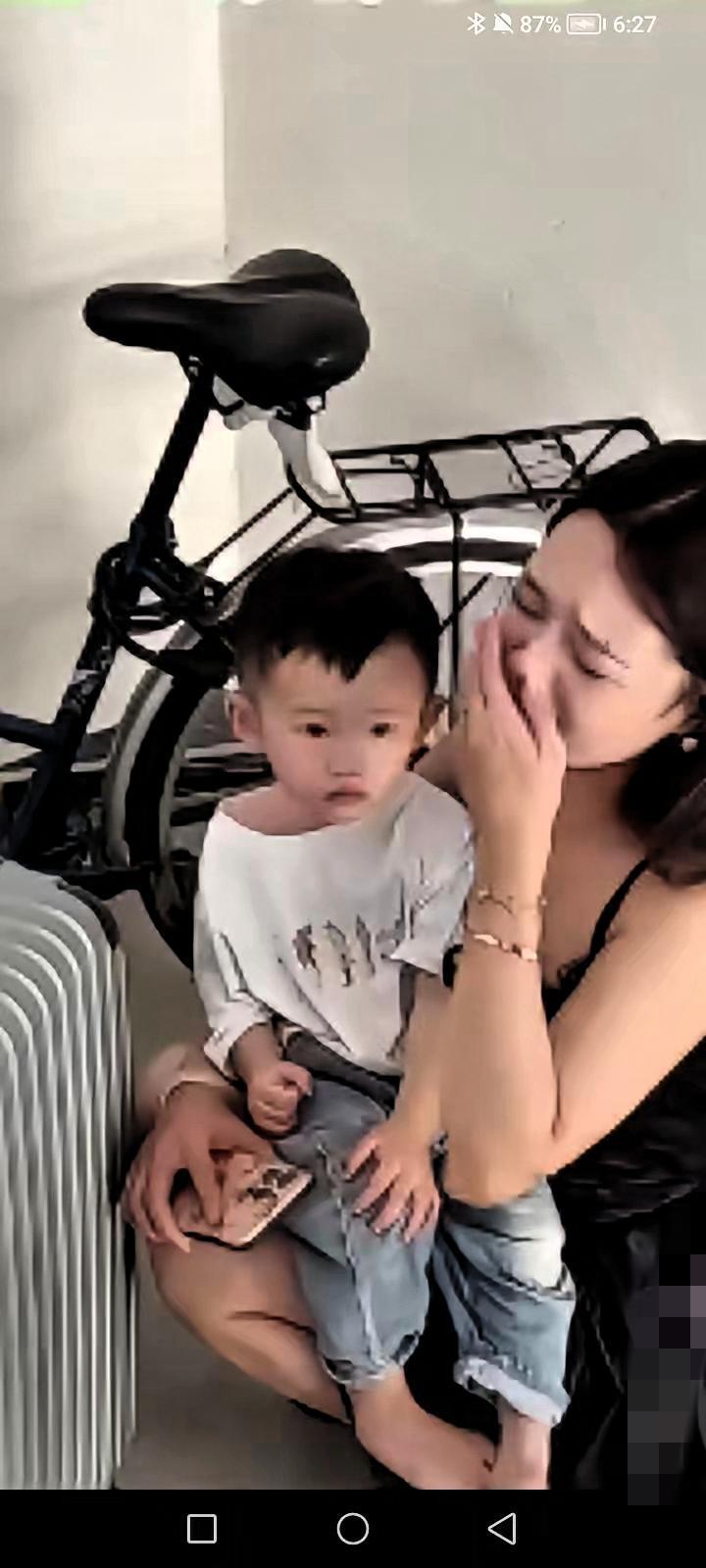 半夜的街头，女人抱着熟睡的孩子瑟瑟发抖，身上连买瓶水的钱都没有，只记得丈夫吼