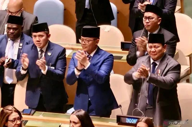 印尼总统普拉博沃豪气冲天.在联大发言席上连续“拍桌子”八次9月23日，在纽约