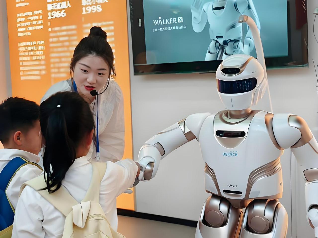 据中国银联2025年12月最新报告，移动支付在中国消费中占比已超过80%。而