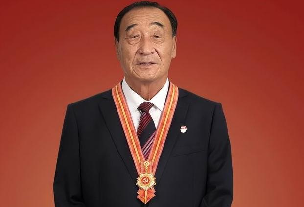 1984年，陕北汉子卖掉84只羊，承包3000亩荒沙，媳妇一把拽住他，跪在地上哭
