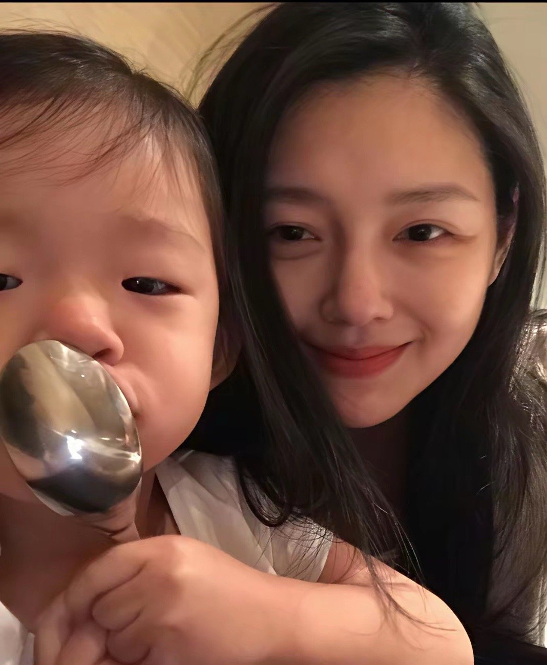 真的越来越像大S了...小玥儿长大了遗传了妈妈美丽的基因...也和妈妈一样拥有一