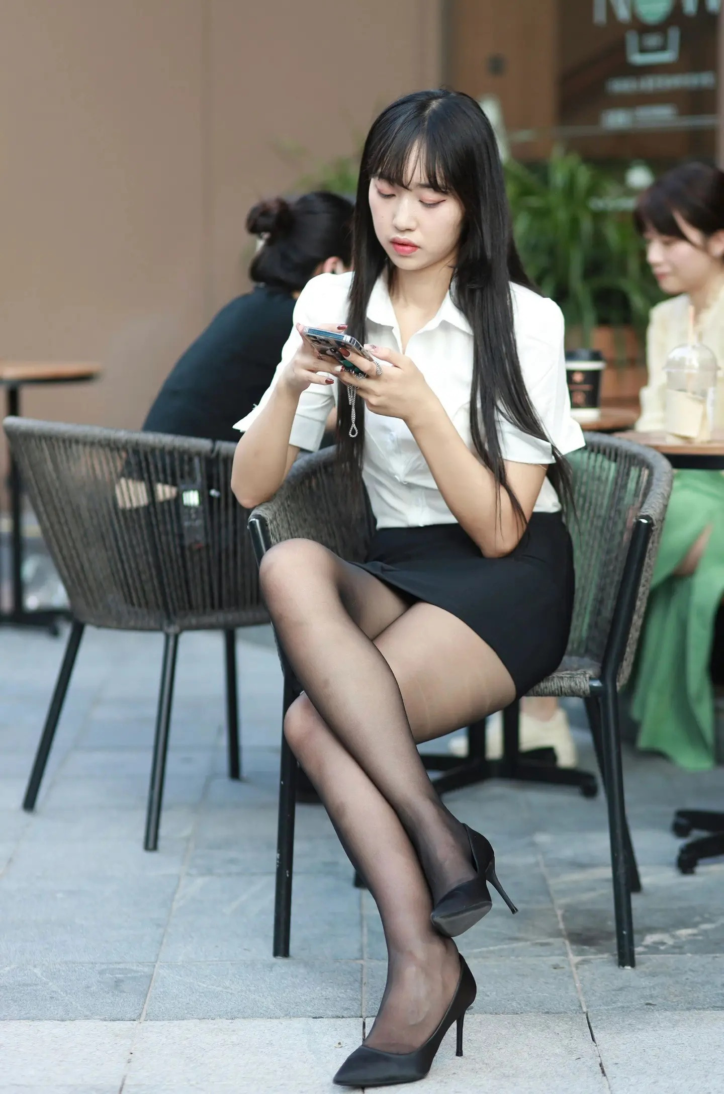 ootd穿搭时尚穿搭白色短袖衬衫版型利落修身，勾勒出挺拔线条，搭配高腰黑色包臀