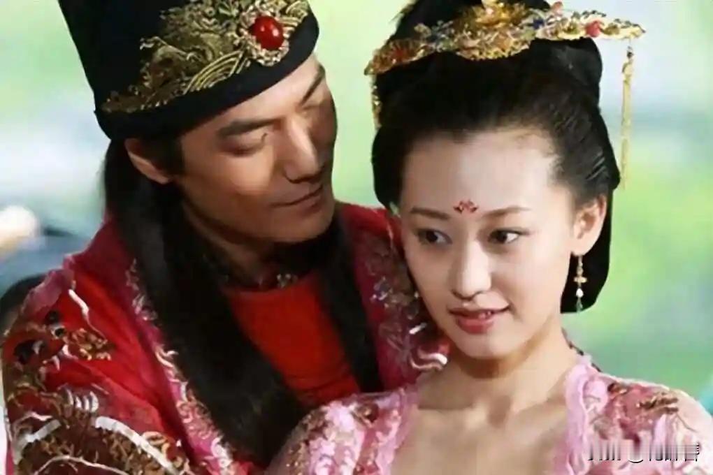 妃嫔为啥不怕假太监？俩人关上门就解扣子，连灯都吹了，就怕动静大被听见！不是