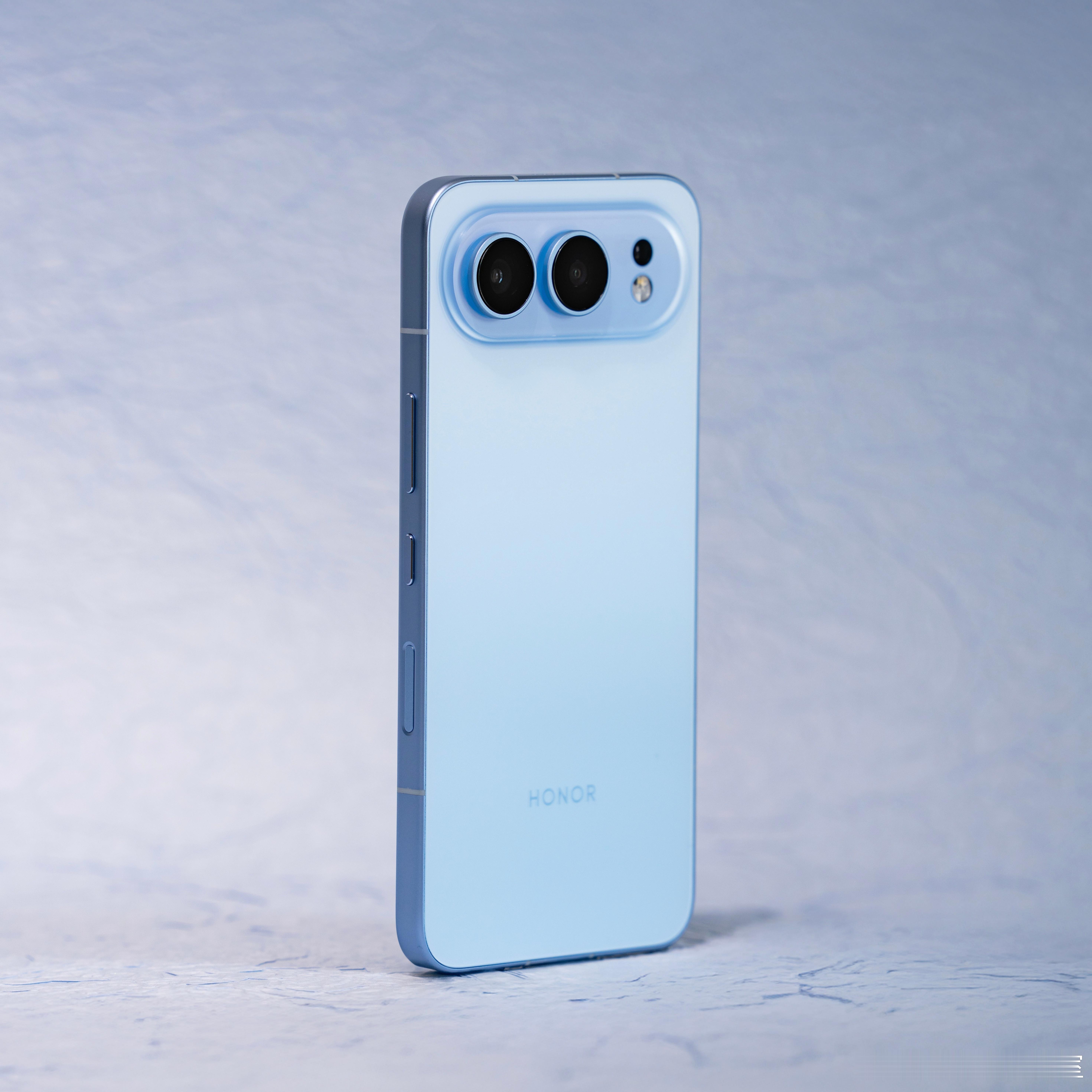 荣耀500的真机图曝光了，简简单单干干净净。