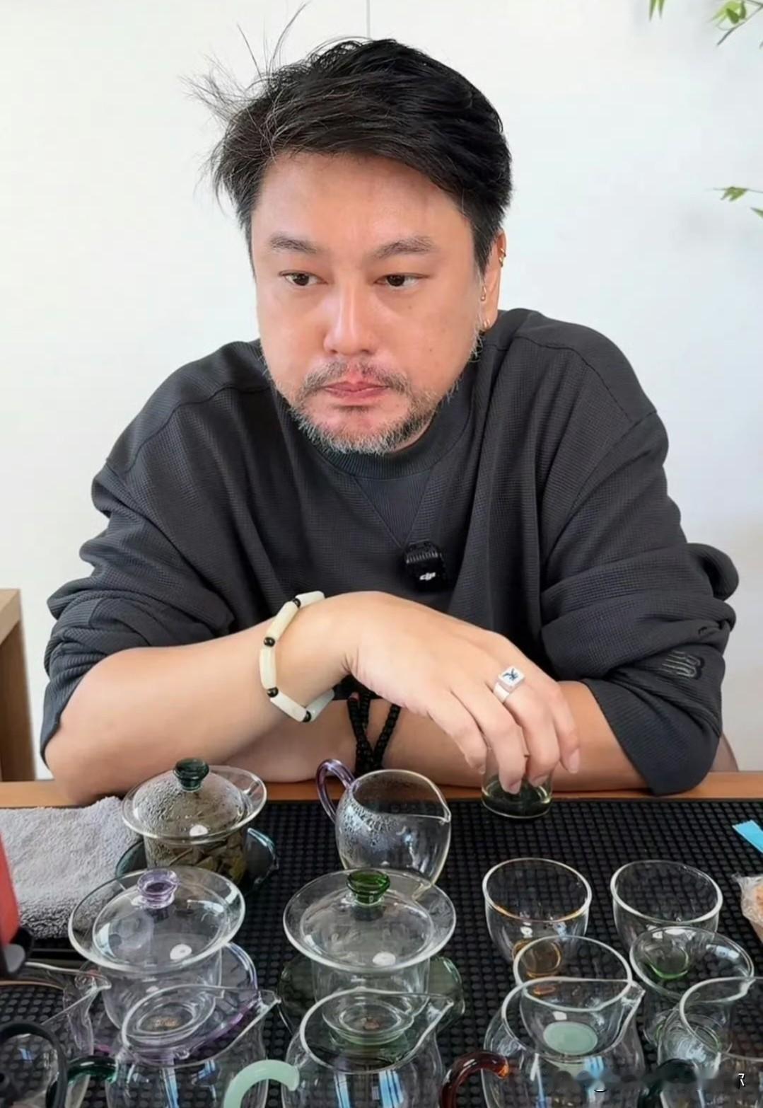 我问我同事，为啥朱孝天那么不招人待见？同事头也没抬：他啊，就像部门里那个最