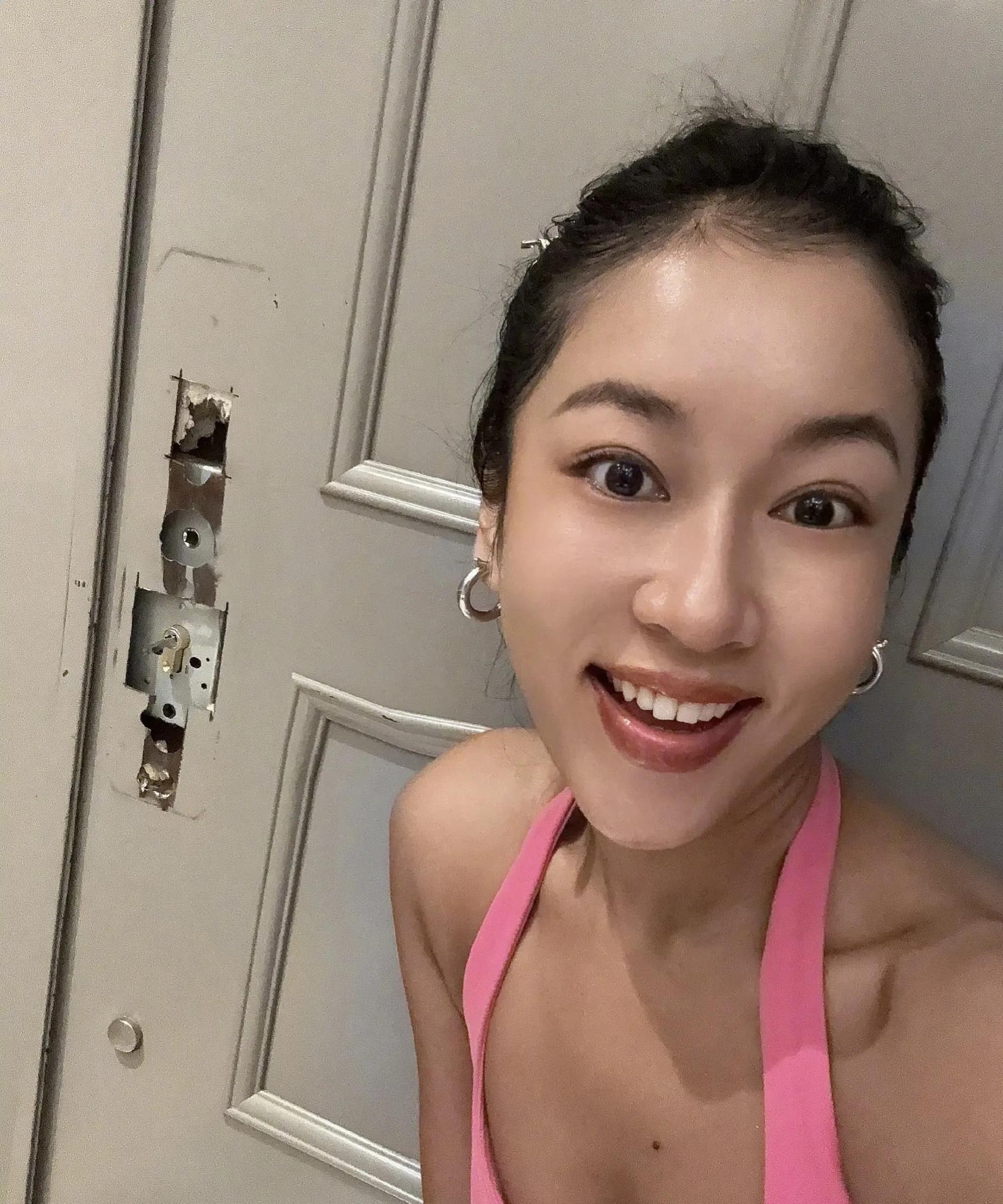 吉克隽逸因为家里门锁坏了，被锁在家中4小时，因此错过了飞机，但是她一点都没有郁闷