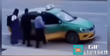 出租车师傅让俩人下车，他是来接女儿放学的。坐后排的男子不情愿的下来了，小女孩