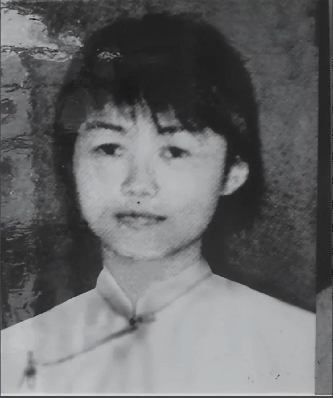 1943年，地下党员叶致英被人逼婚，但她不认识男方，便不同意结婚，就向上级申请调