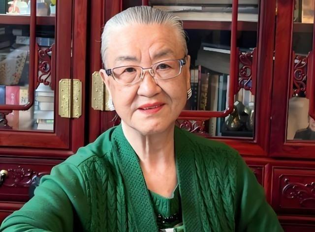 1986年，耿莹一夜之间被查封了所有资产，她选择出走美国，在离开时她发誓，给我3