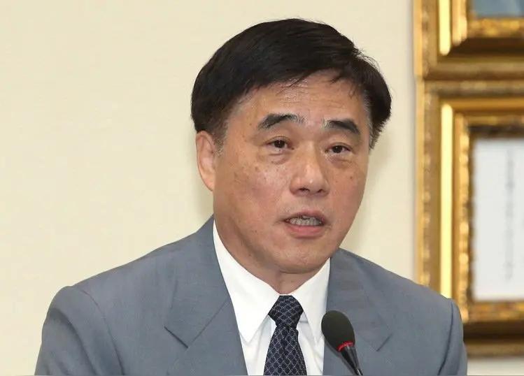 郝龙斌头脑发烧，竟然要跟张亚中一对一的辩论两岸问题与主张。显然，郝龙斌为了挽