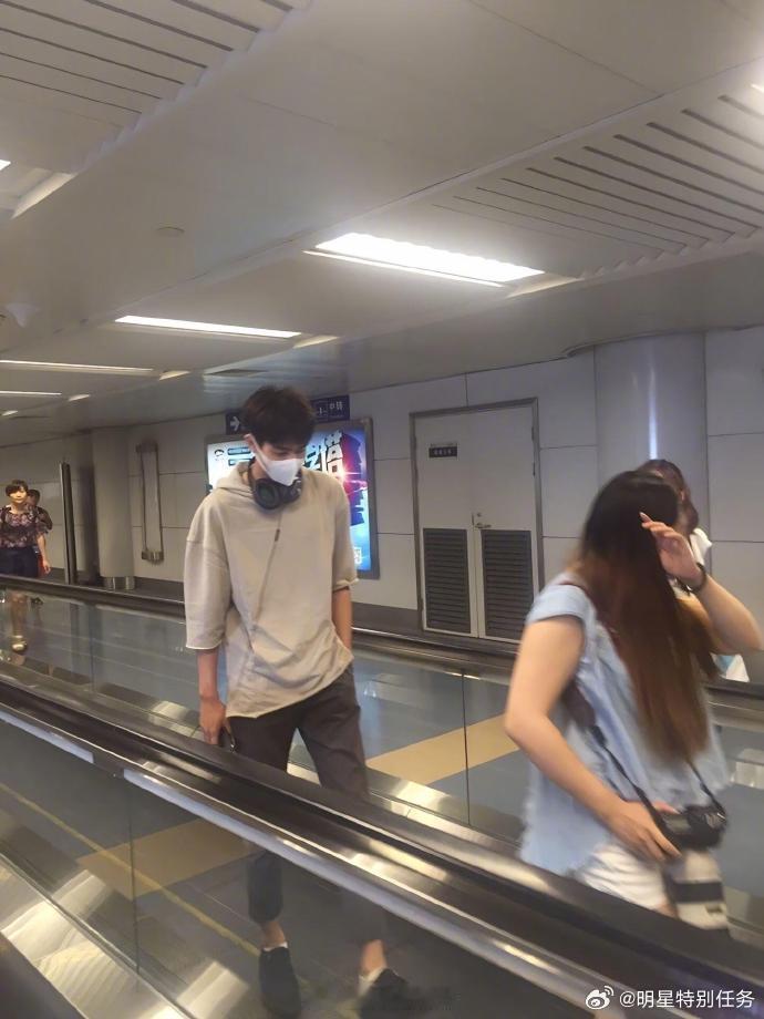 宋威龙十六岁生图含金量翻开宋威龙十六岁的机场生图，一秒就能让你从“不心动挑战”