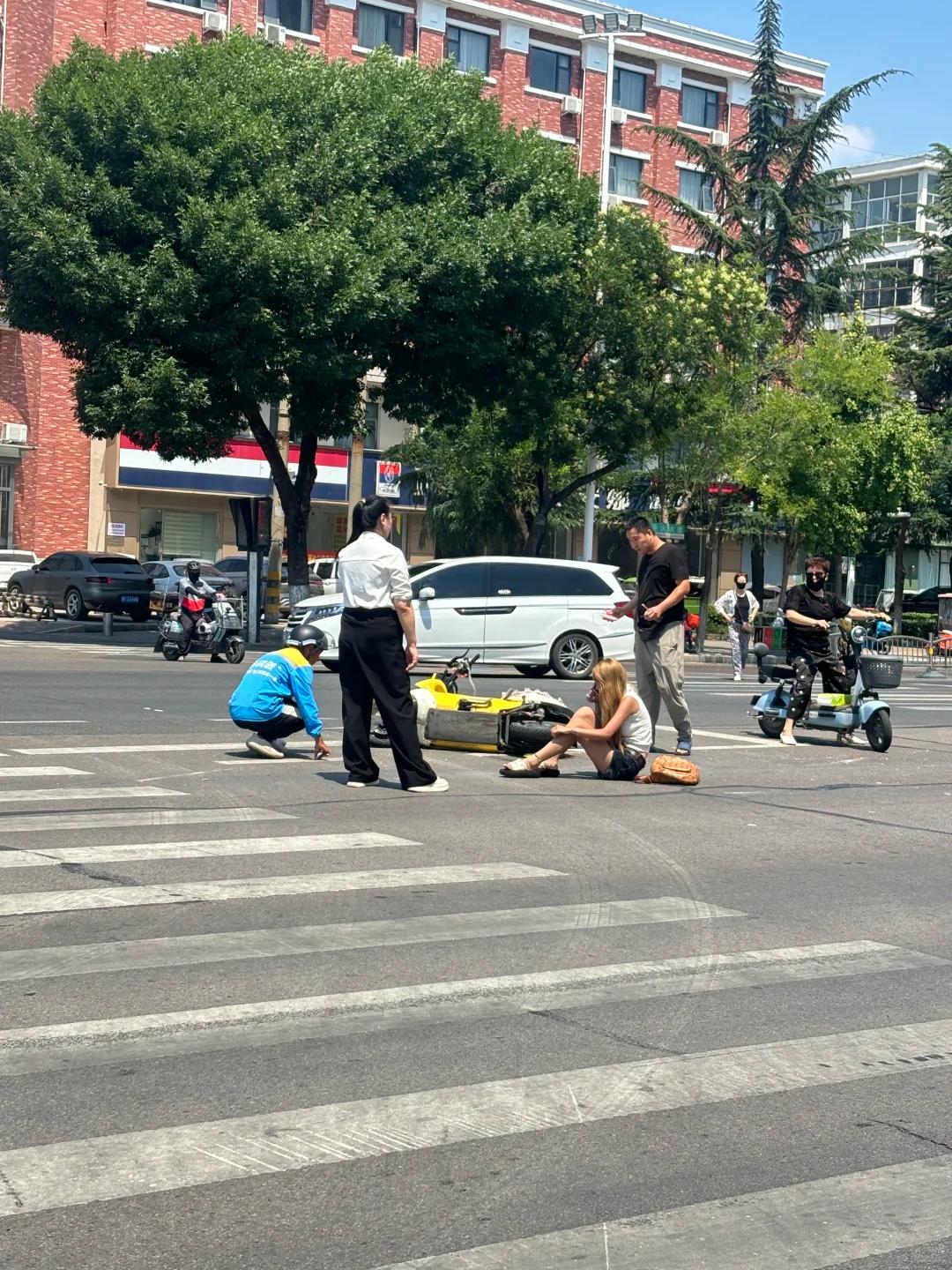现在全世界可能只有中国大陆（港澳台不算）把两轮电动车归为“非机动车”。你手一拧，