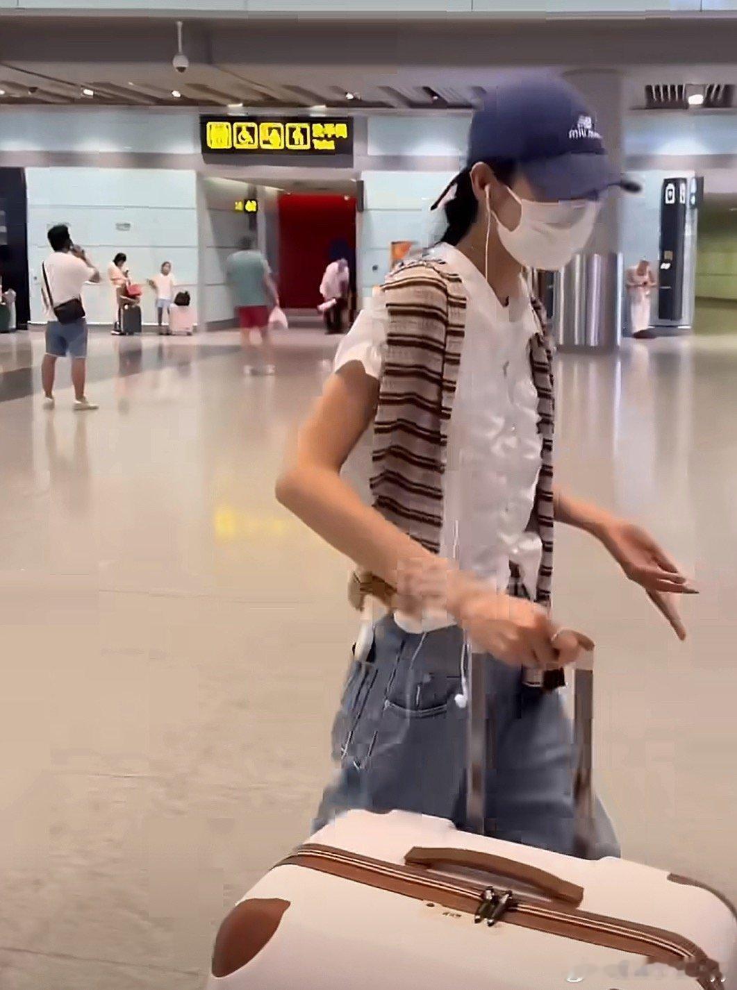 刘雯知道井柏然有剧在播也在避嫌了为不影响井柏然与的荧幕CP感，刘雯在剧宣期间同航
