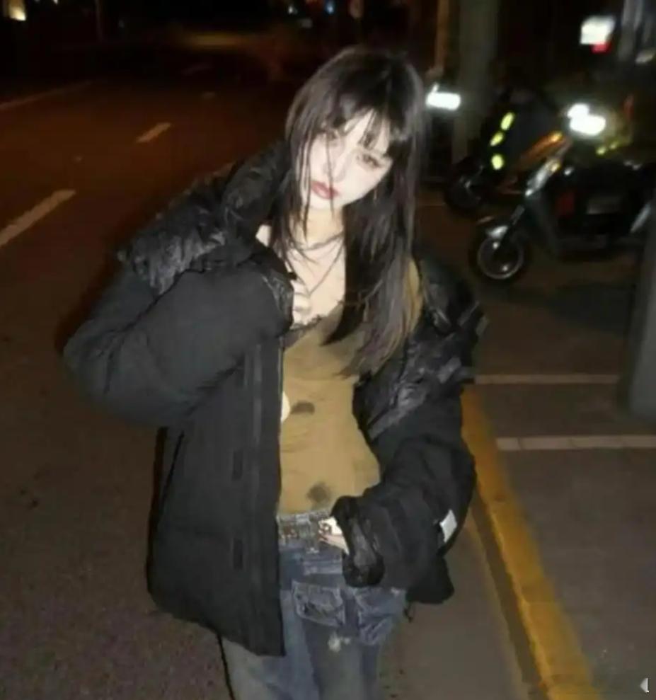 汪峰19岁大女儿留学照曝光，打扮大胆身材火辣，越长越像超模妈！​​​