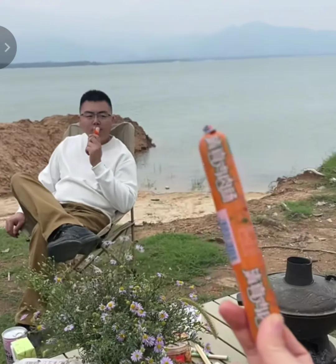 看了田静拍的广告小视频，心里真是不是滋味！田静卖火腿肠，在户外，专门拍了郭威翘