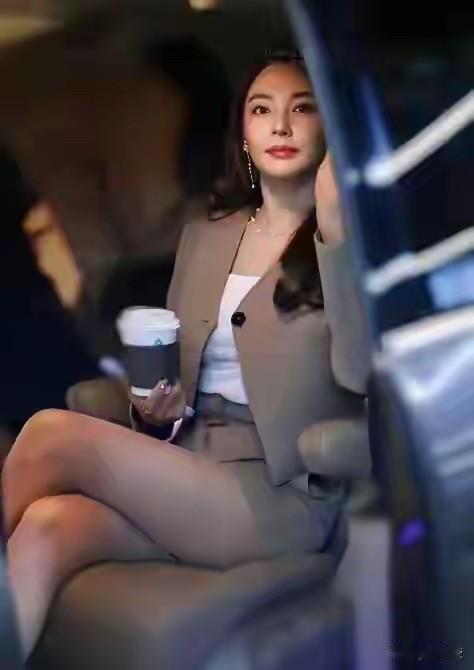 车中美人饮，杯影映芳容。