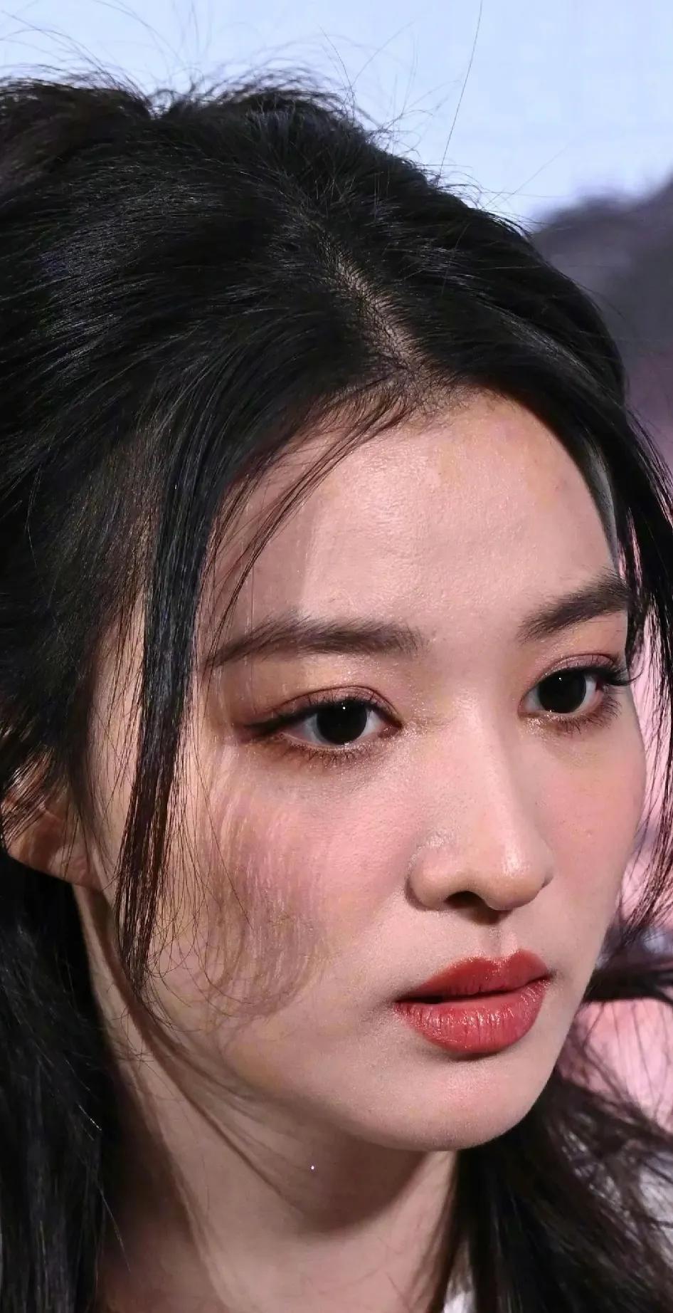 王楚然怼脸拍生图，长得超越年龄的成熟，不过是真美啊。#王楚然清唱#