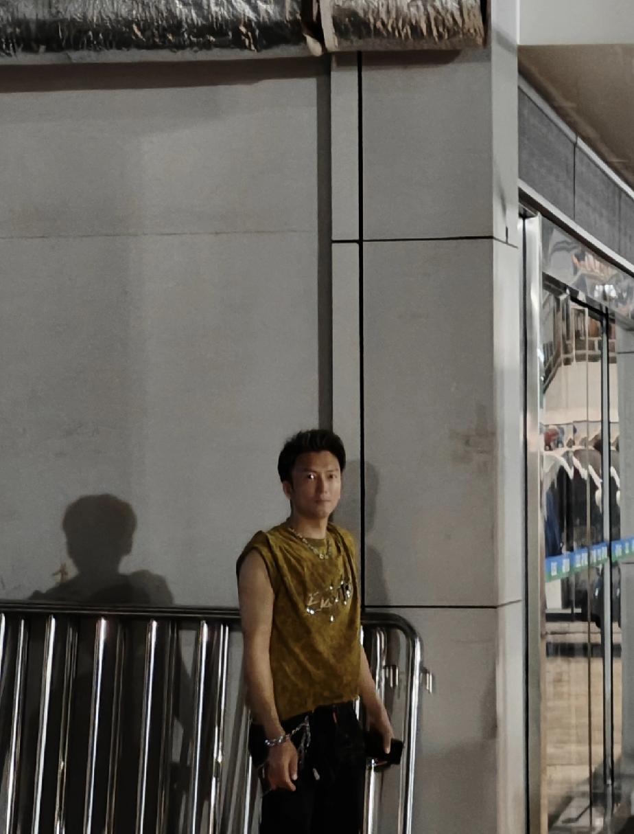 看来，谢霆锋的颜值也算平平无奇的，刚进场的时候，