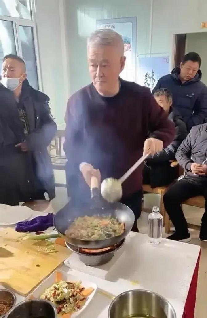 赵本山那架2亿的“本山号”飞机，现在成了法库停机坪上的巨型摆件。球球在视频里