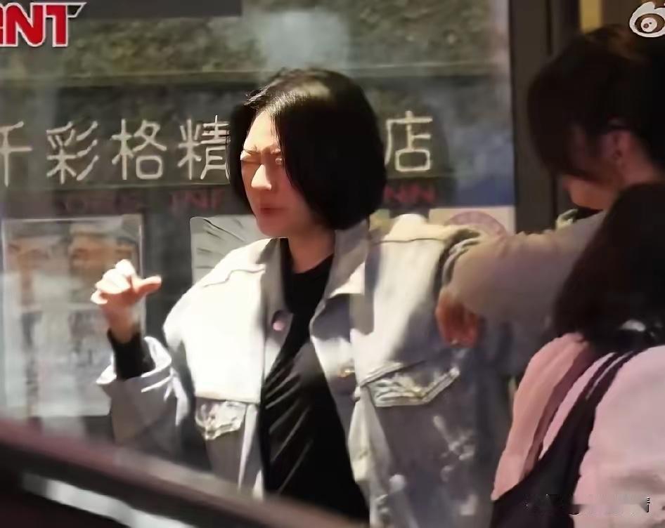 小S真的是太伤心了，去买醉啊！不容易，她到底怎么了，原来只是说的都是真的吗？太难