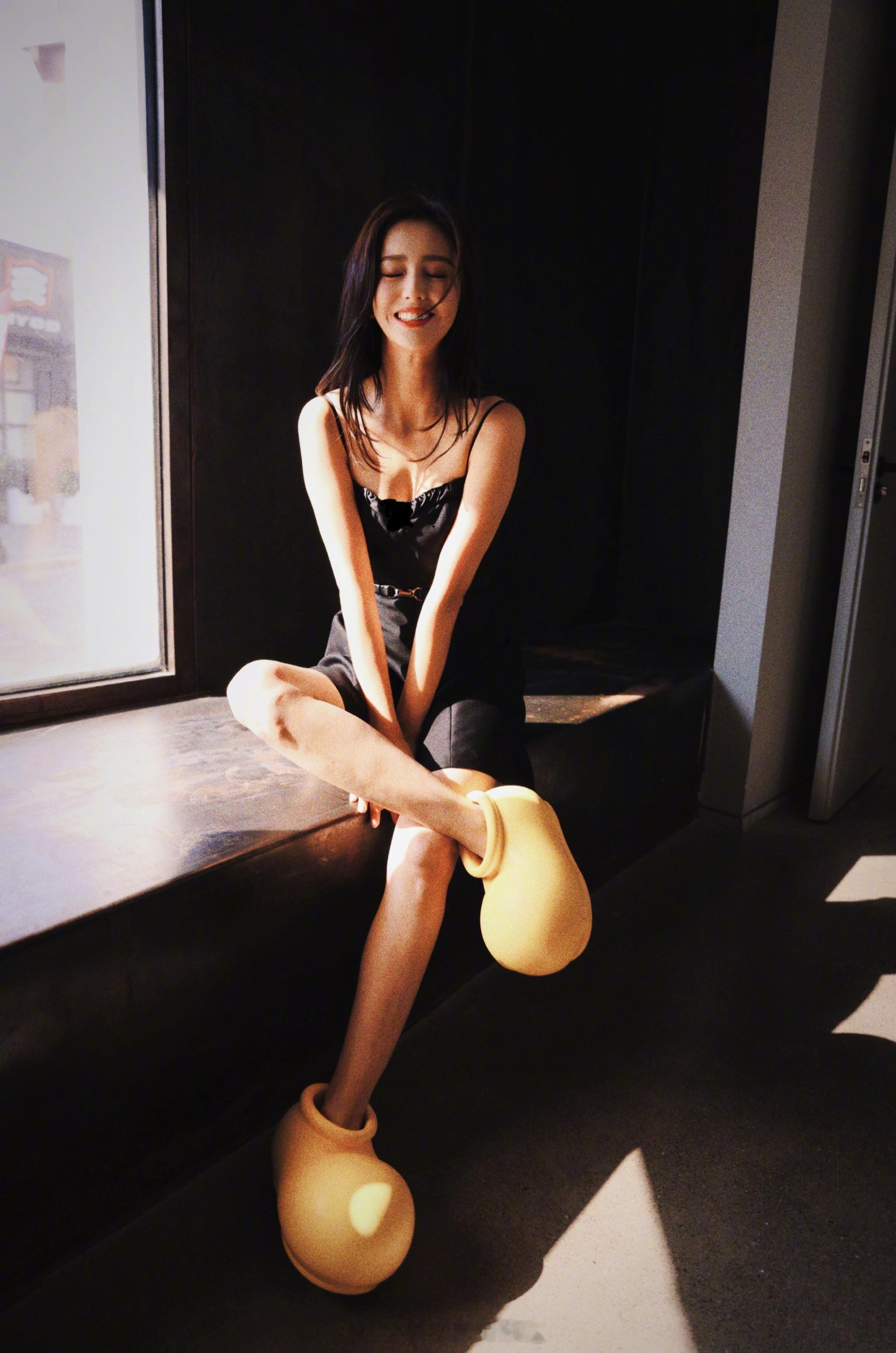 佟丽娅黑色吊带小黄鞋私服造型​​​