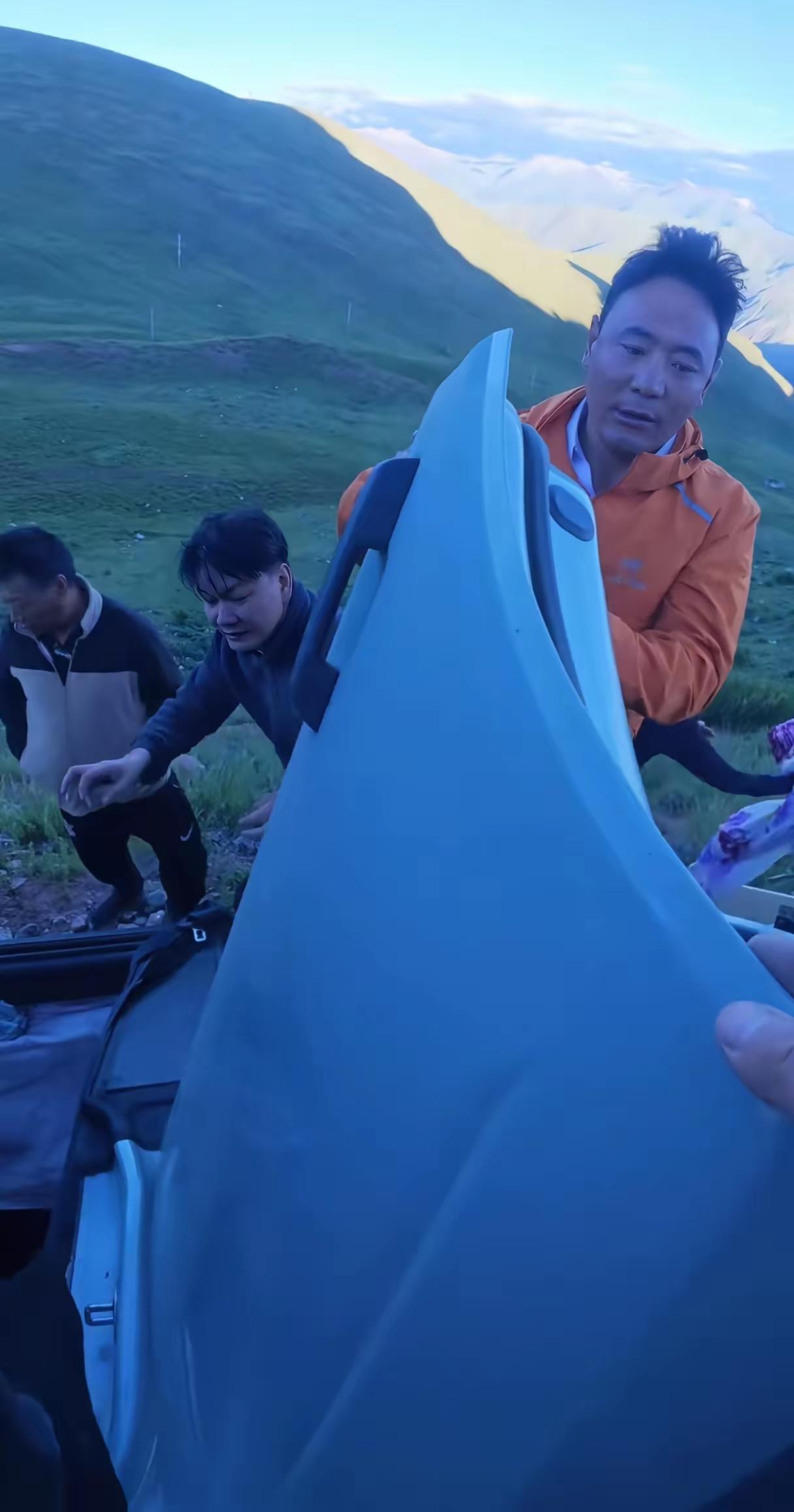 泪目了！一个在西藏自驾游的男子在孜珠寺刷牙，突然看到一辆越野车坠崖了！西藏孜珠