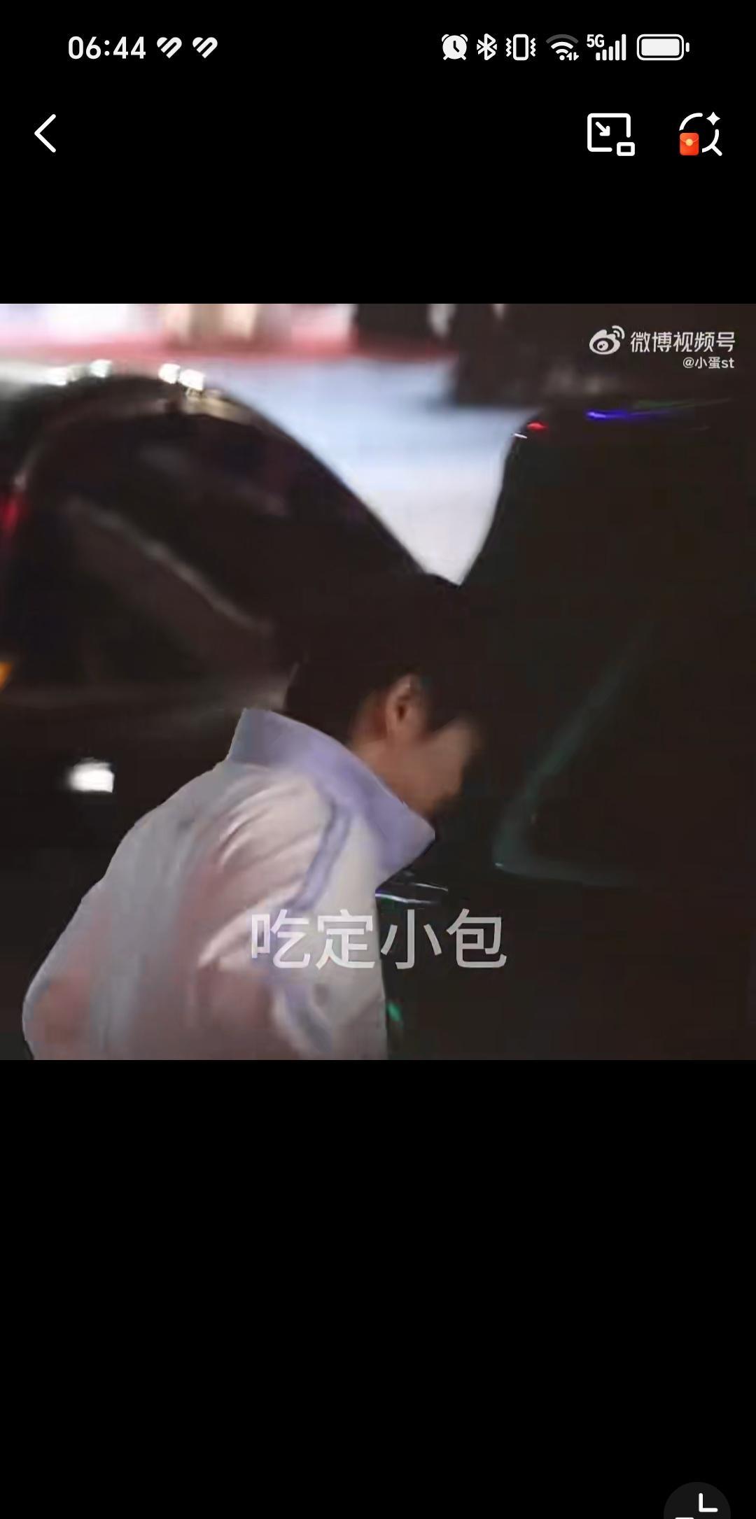 10月6日孙颖莎冒雨拿着行李做私家车离开首钢，应该是回家和爸妈过中秋节了。正好比