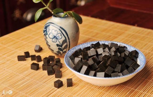 黄芪和红枣泡水喝效果堪比“阿胶”, 但这几类人却不适合喝!