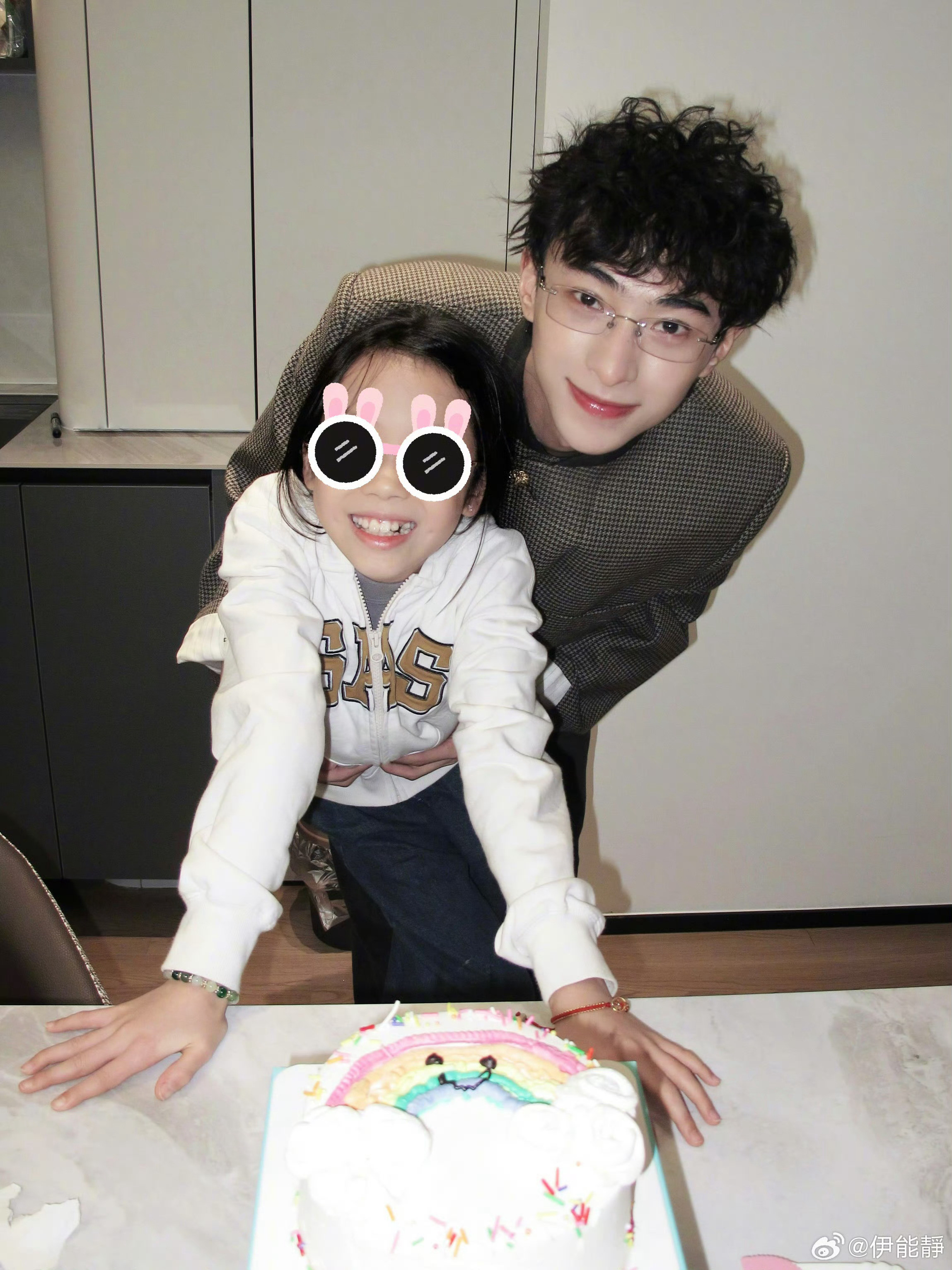 伊能静还想再生个女儿在这样有爱的家庭长大很幸福吧现在去排队来得及不