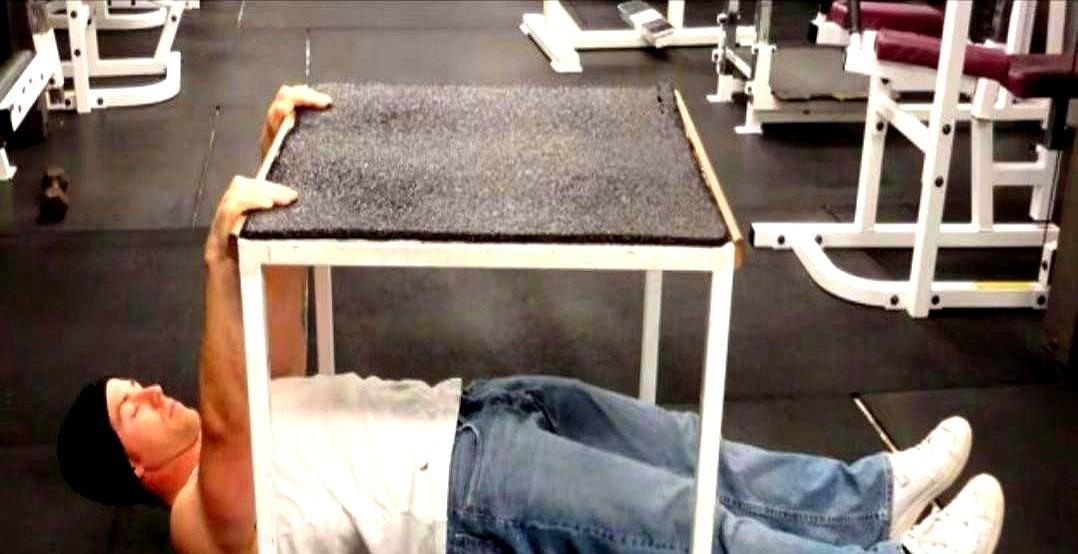 “转椅引体向上”把深圳一位哥们直接送进骨科,腰椎一压,健身秒变伤身。他以为省