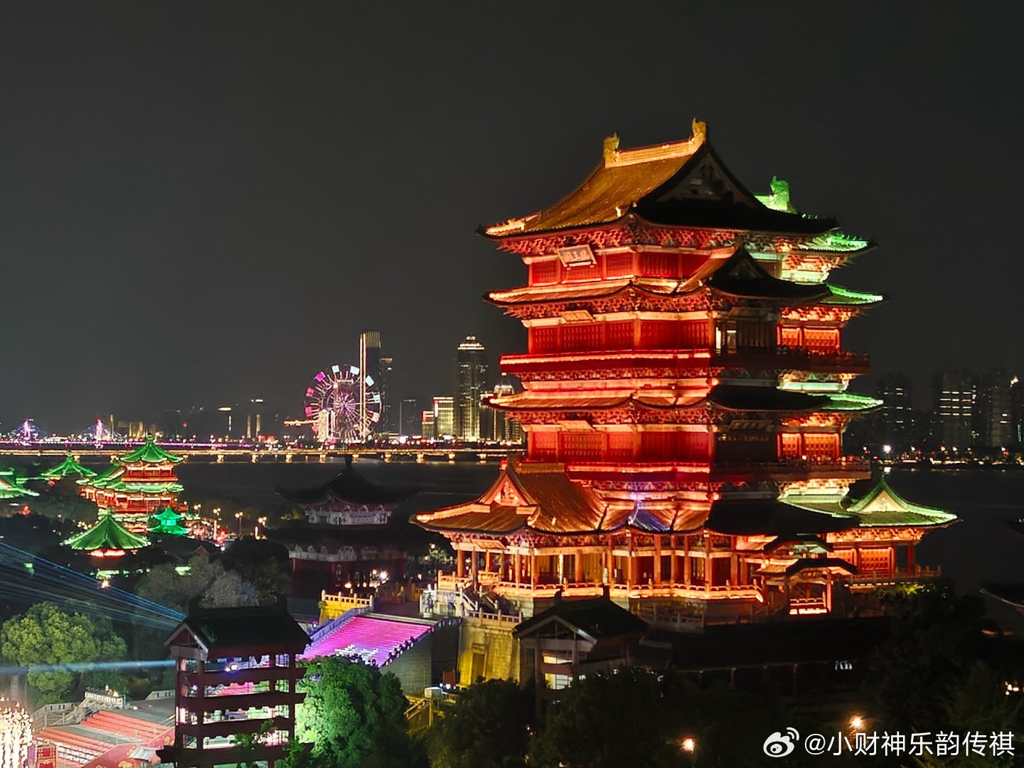 【国家发改委：指导国产大模型加大力度适配国产算力芯片】财联社5月22日电，国家发