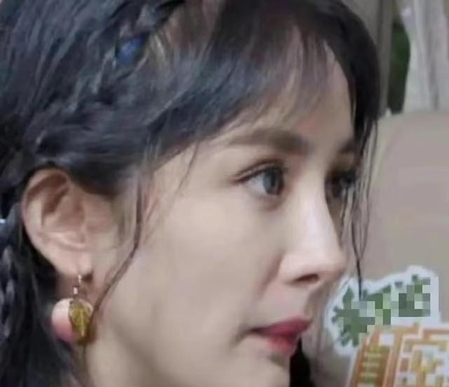 40岁还在玩这套？杨幂的露肩礼服，到底在取悦谁一边是吴越袁泉靠演技拿奖拿到手