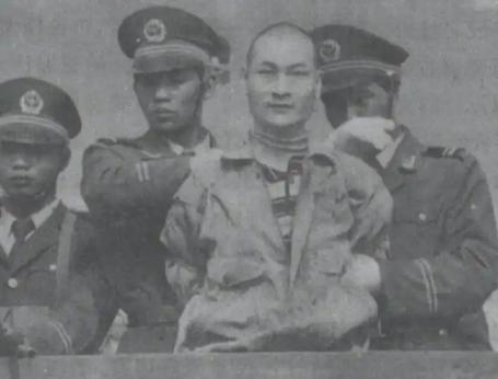 1995年的一个半夜，山西侯马市一栋豪华别墅，专案组民警“哐当”一声就踹开房门，