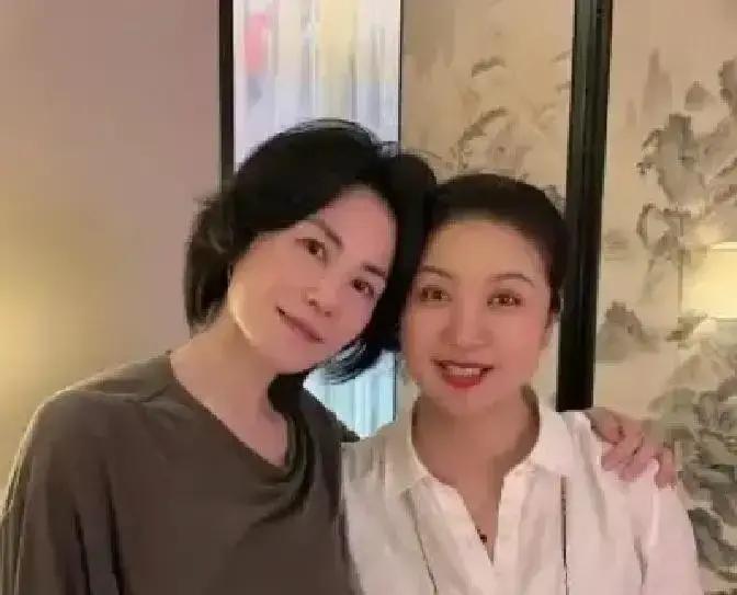 张兰把手里的酸辣粉往桌上一顿，转头就在直播间里念起了大S的离婚协议金额。这把