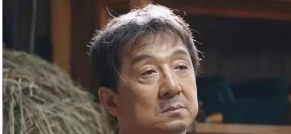 成龙现在大概尝到了人生的苦酒。71岁的他对着镜头承认，这辈子最痛的是儿子房祖名