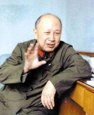 一门心思扑在学问上的人，往往没有人情世故的概念。五十年代，曾有一位北京大学数学