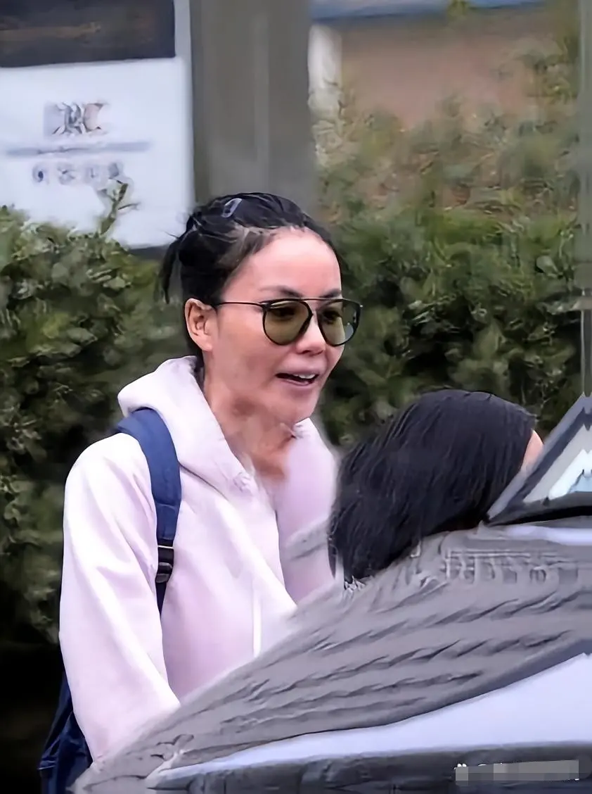 王菲怎么突然变得这么显老啊，瘦得超级吓人呢。