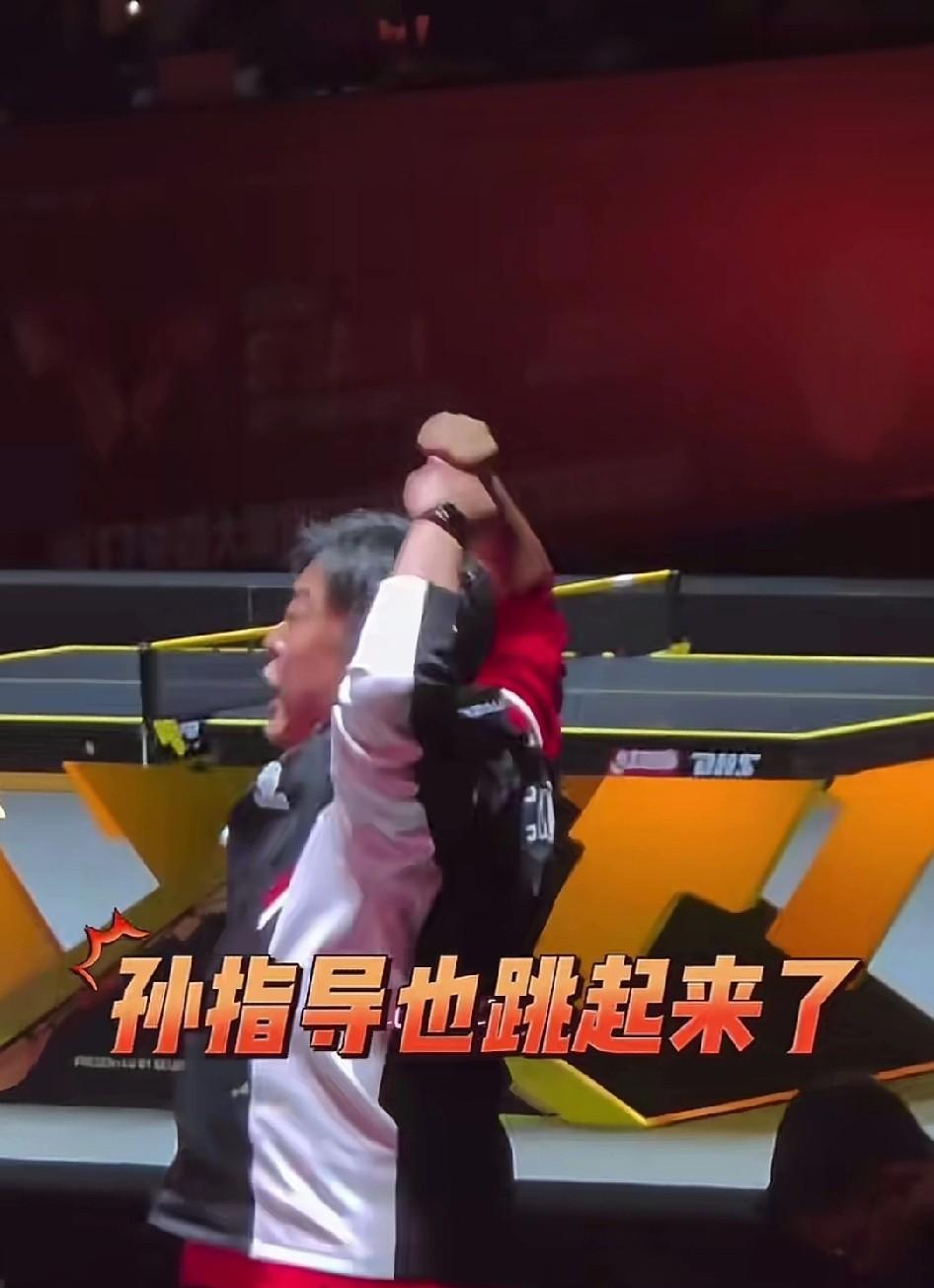 陈俊菘赢了张本智和，把场外指导孙逊激动的都跳了起来。那一刻他胖胖的身体似乎像气球
