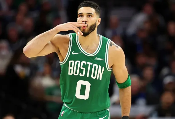 凯尔特人女记者NoaDalzell在个人社媒上报道了凯尔特人对阵骑士的伤病名单