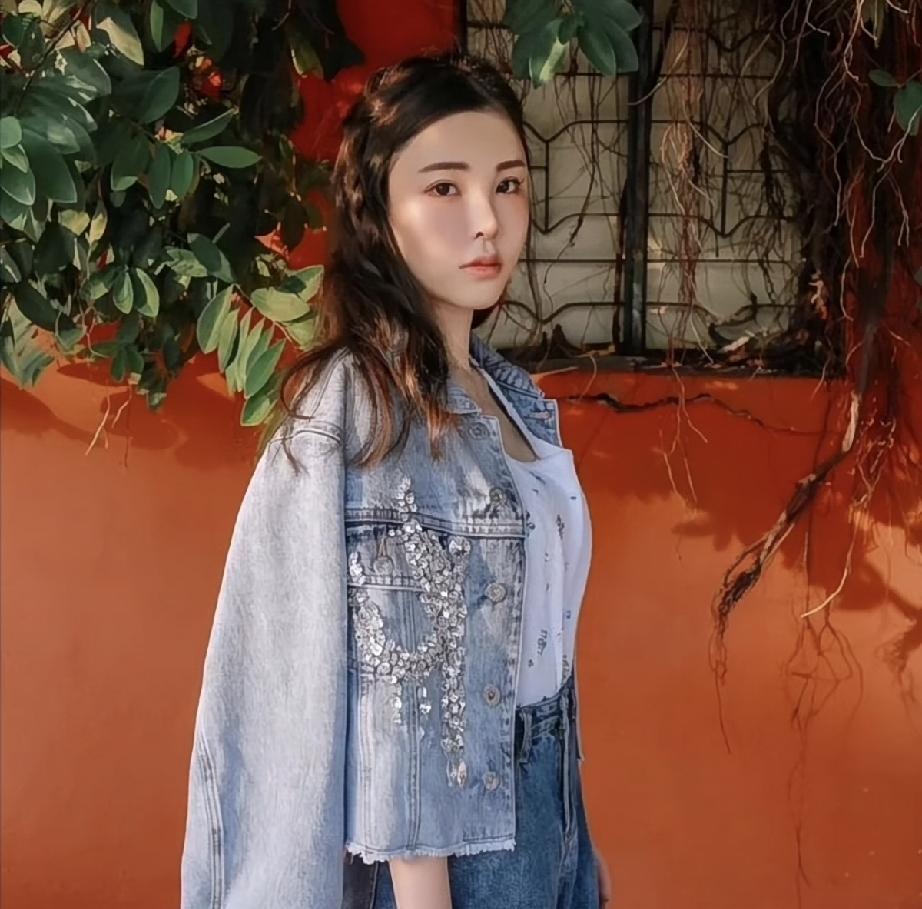 蔡天凤的感情线有点乱。中学时与初恋邝港智未婚生育两个儿女。感情破裂后，未与邝
