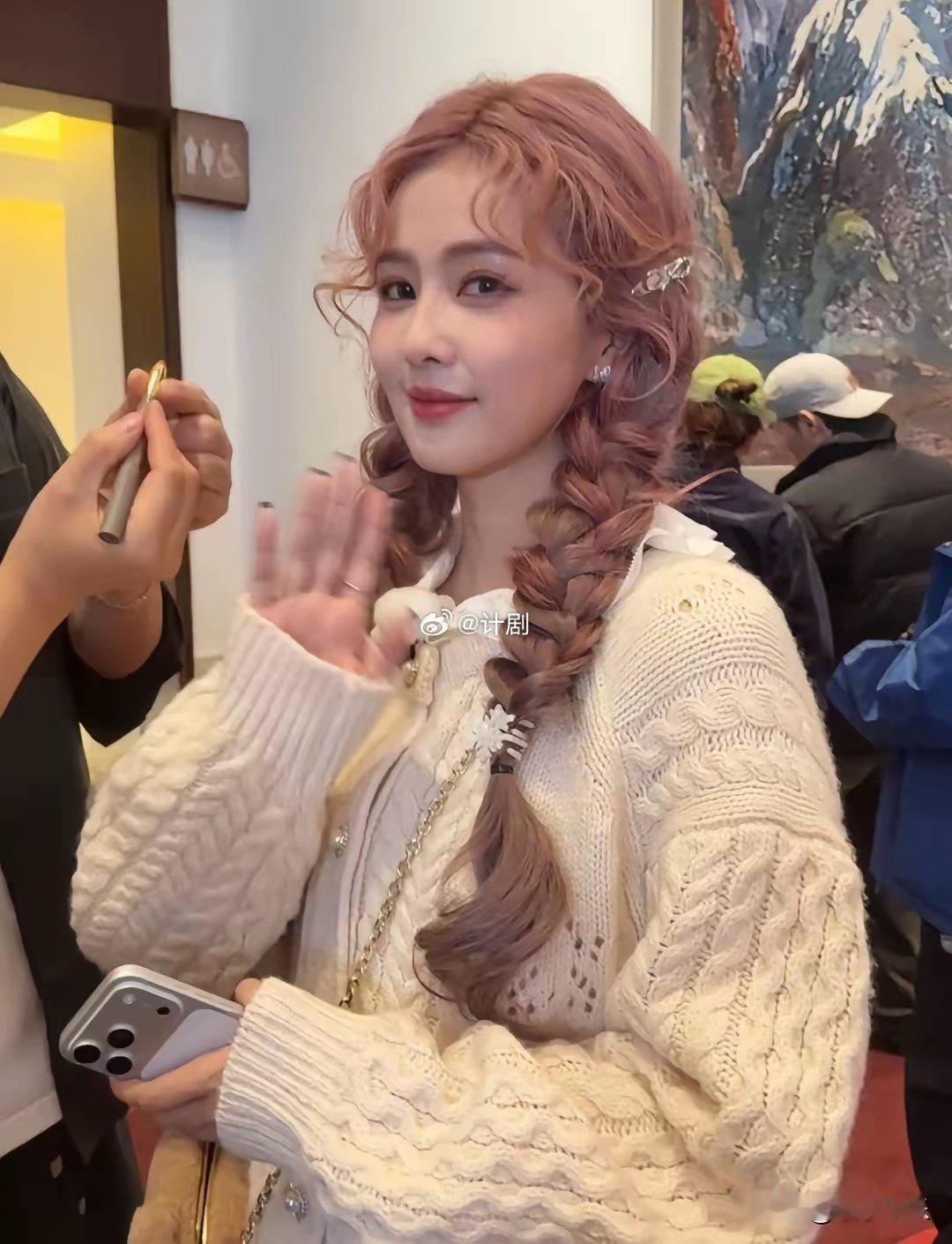 于正忙着捧别人，把白鹿抛脑后了？她就应该跟宋威龙学学！接近半年没进组，白鹿又开始