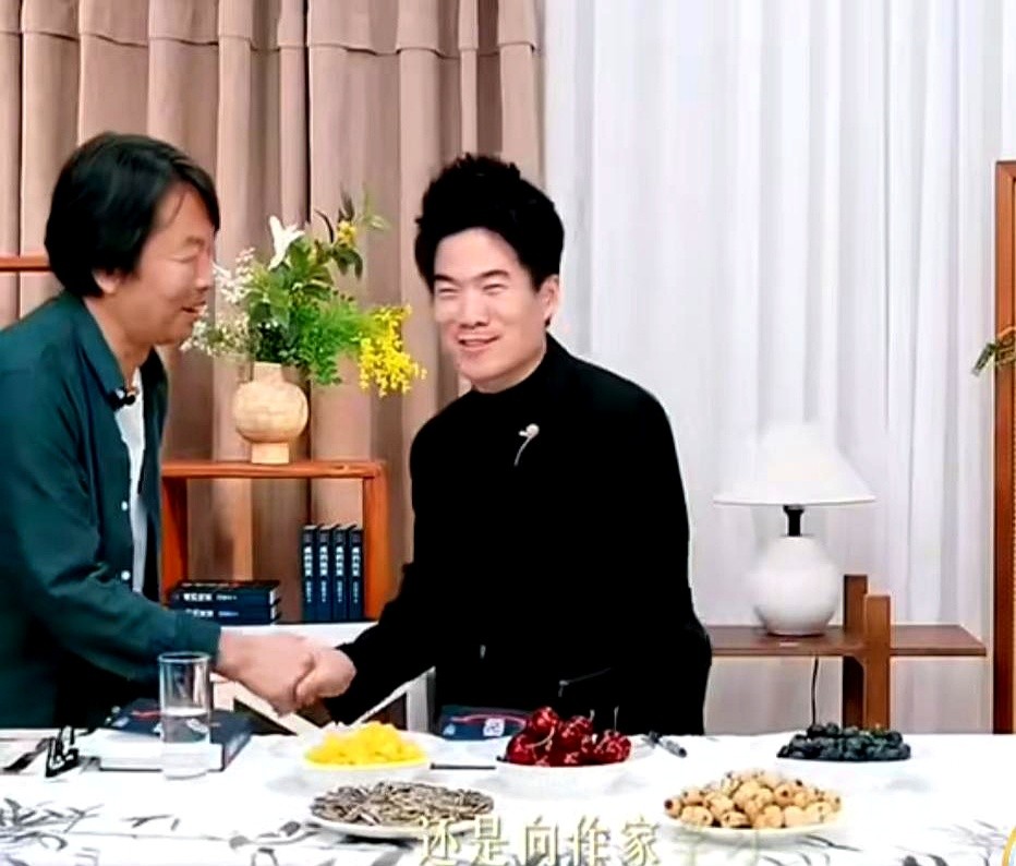 作家刘震云，把董宇辉的直播间当成了自己的素材库！他做客“与辉同行”...