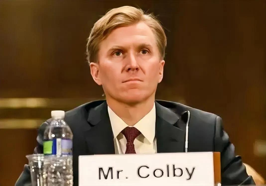 美国的态度变了！针对当前国际局势变化，美国五角大楼官员科尔比指出，美国军方要将重
