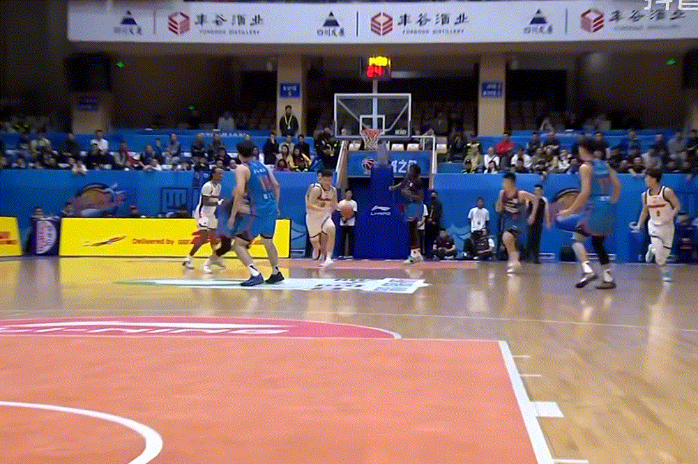 低端局张皓嘉也敢反击一条龙了半场结束广东队领先对手31分，我嘉哥上场时间最多拿到