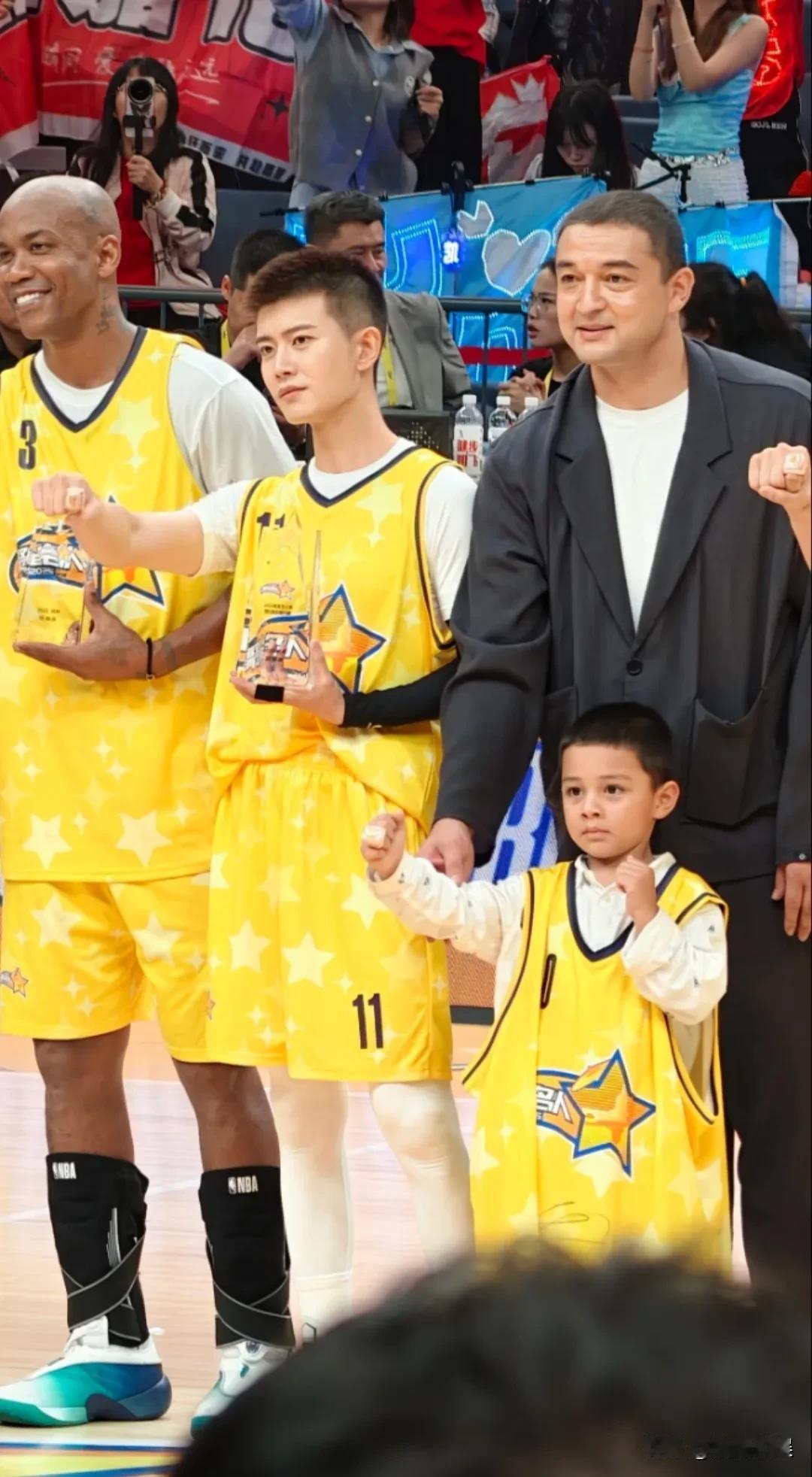任嘉伦现身杭州NBA名人赛，他个头不高，身形也很瘦，细胳膊细腿的，看胚子，比旁边