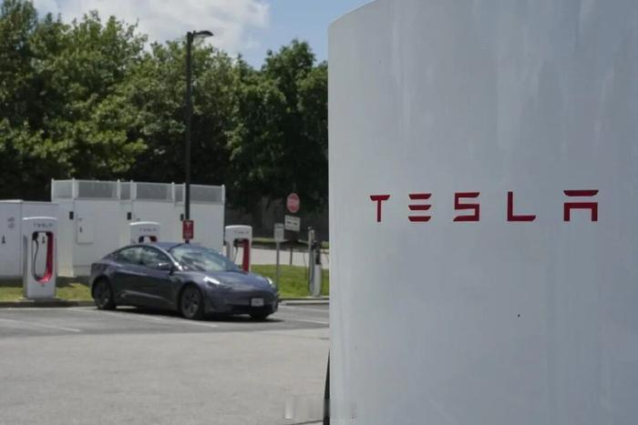 特斯拉近期向全球供应链体系发出明确指令，要求核心零部件供应商在未来24个月内完成