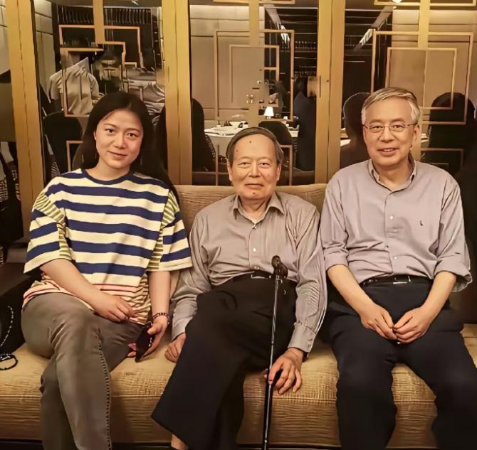 杨振宁的二婚妻子翁帆，是原配的替身吗？儿子和后妈长得好像。杨振宁的第一任妻子杜